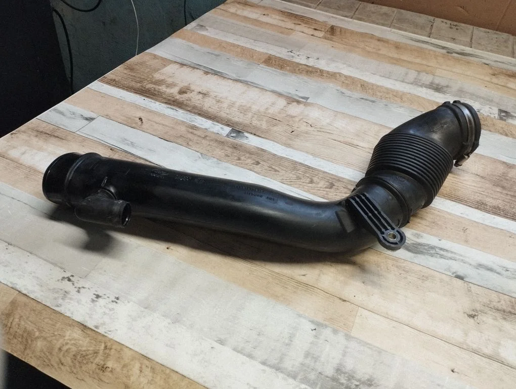 Air intake hose/pipe EJ329C620C