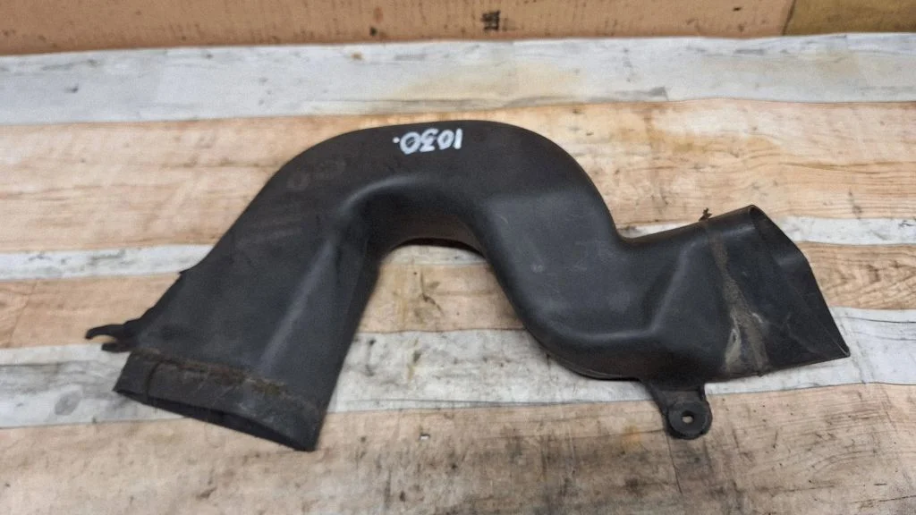Air intake hose/pipe – Toyota Avensis T220 (2000-2003)