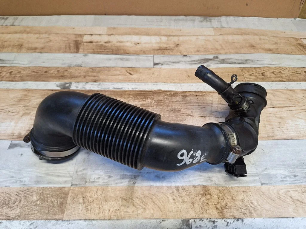 Air intake hose/pipe – Toyota Yaris (2006-2011)