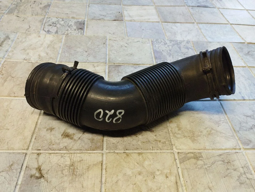 Air intake hose/pipe 6Q0129684P