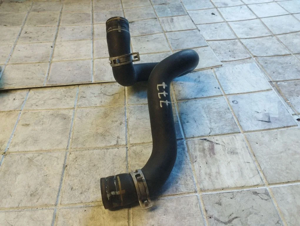 Air intake hose/pipe – Peugeot 307 (2001-2005)