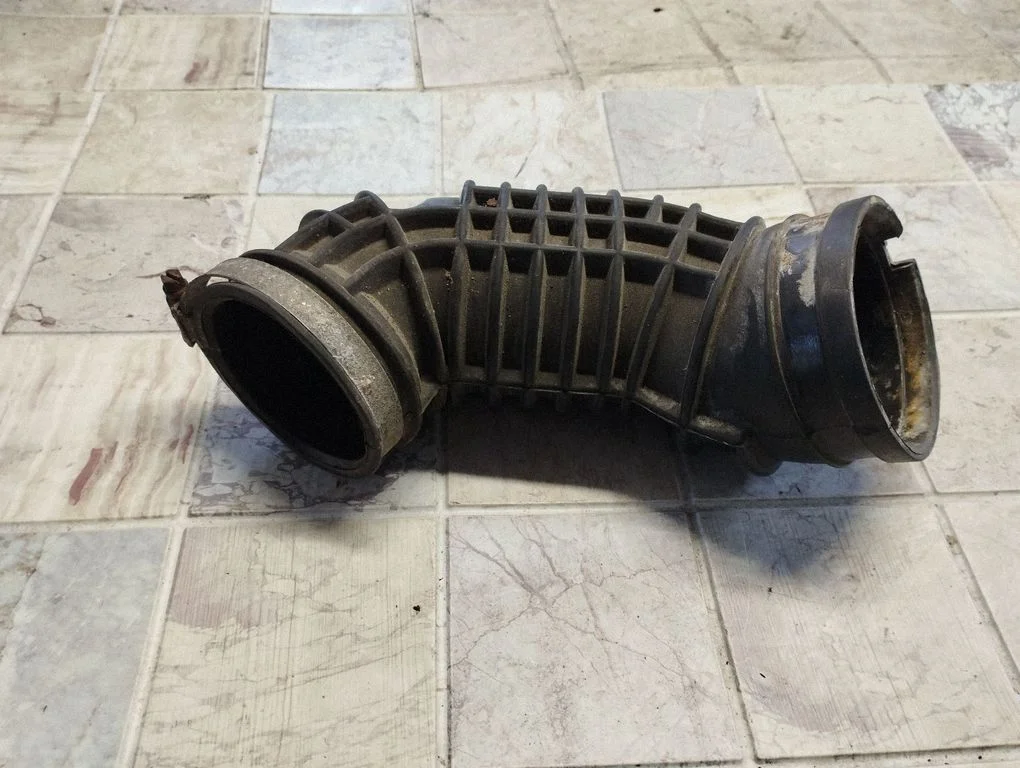 Air intake hose/pipe – Saab 9-5 (1998-2005)