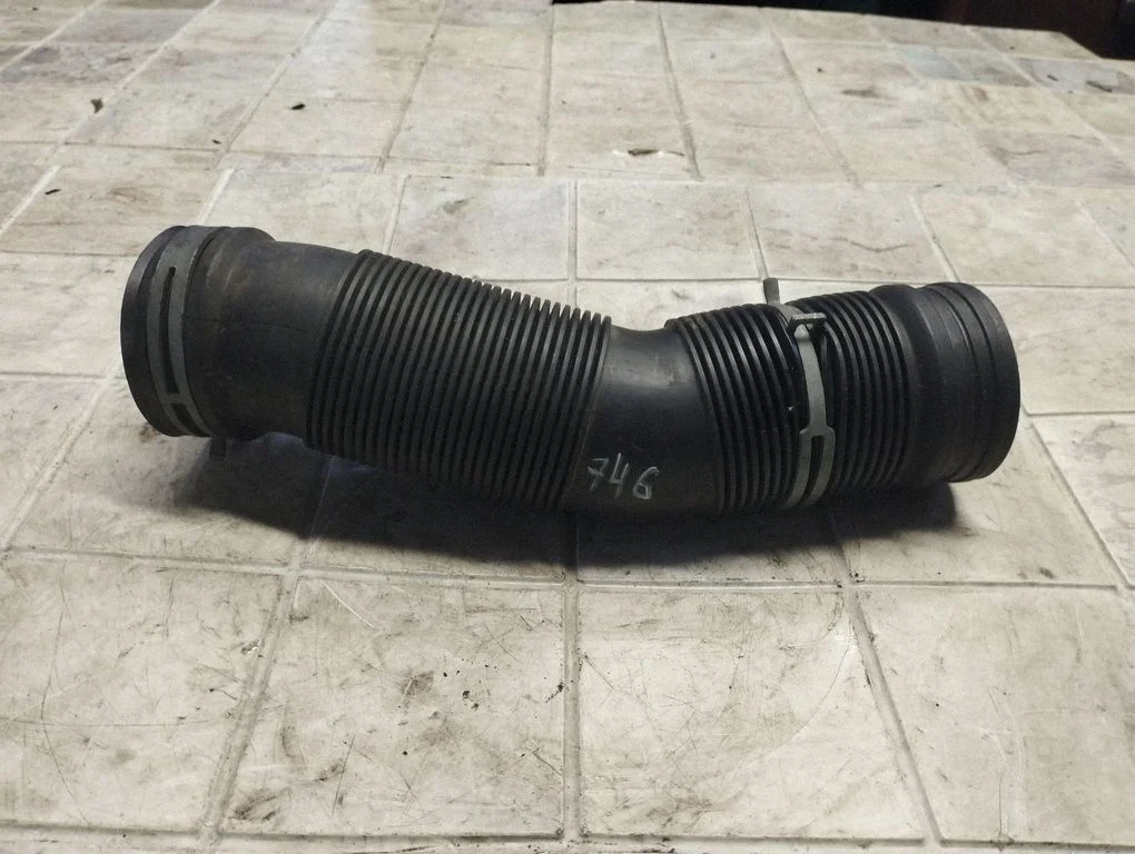 Air intake hose/pipe 6Q0129684B