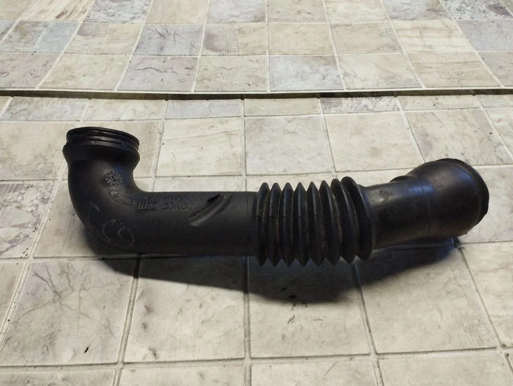 Air intake hose/pipe – Mazda 2 (2003-2007)