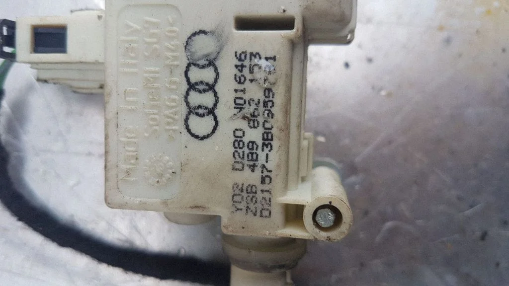 Fuel tank cap lock 4B9862153