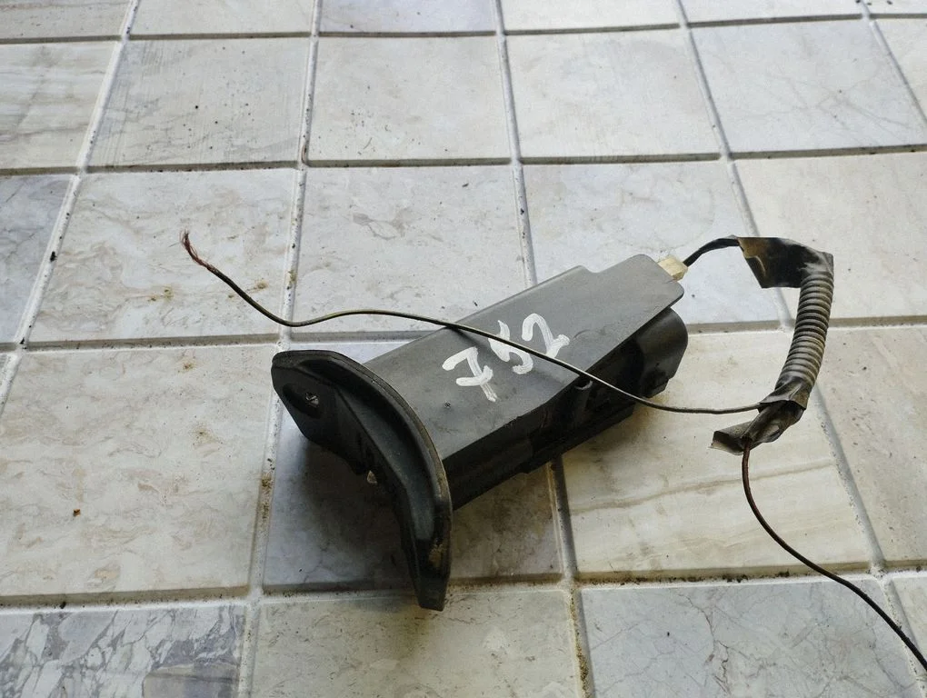 Degvielas tvertnes vāciņa slēdzene 9180505