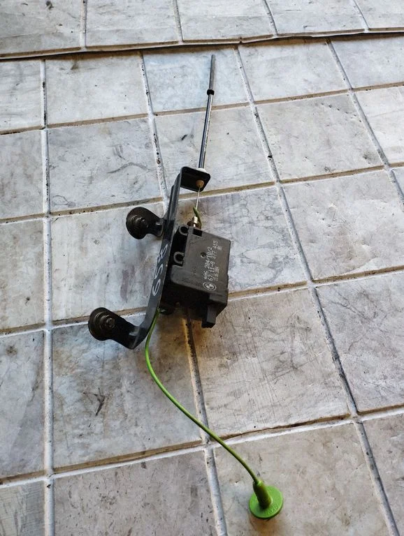 Fuel tank cap lock 406204102