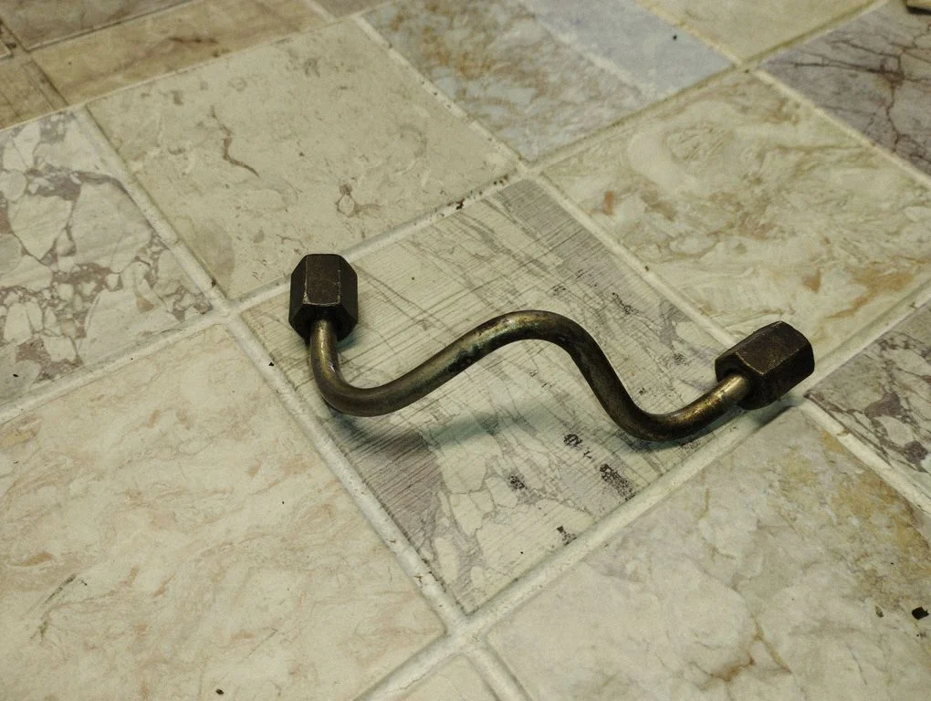 Fuel injector supply line/pipe