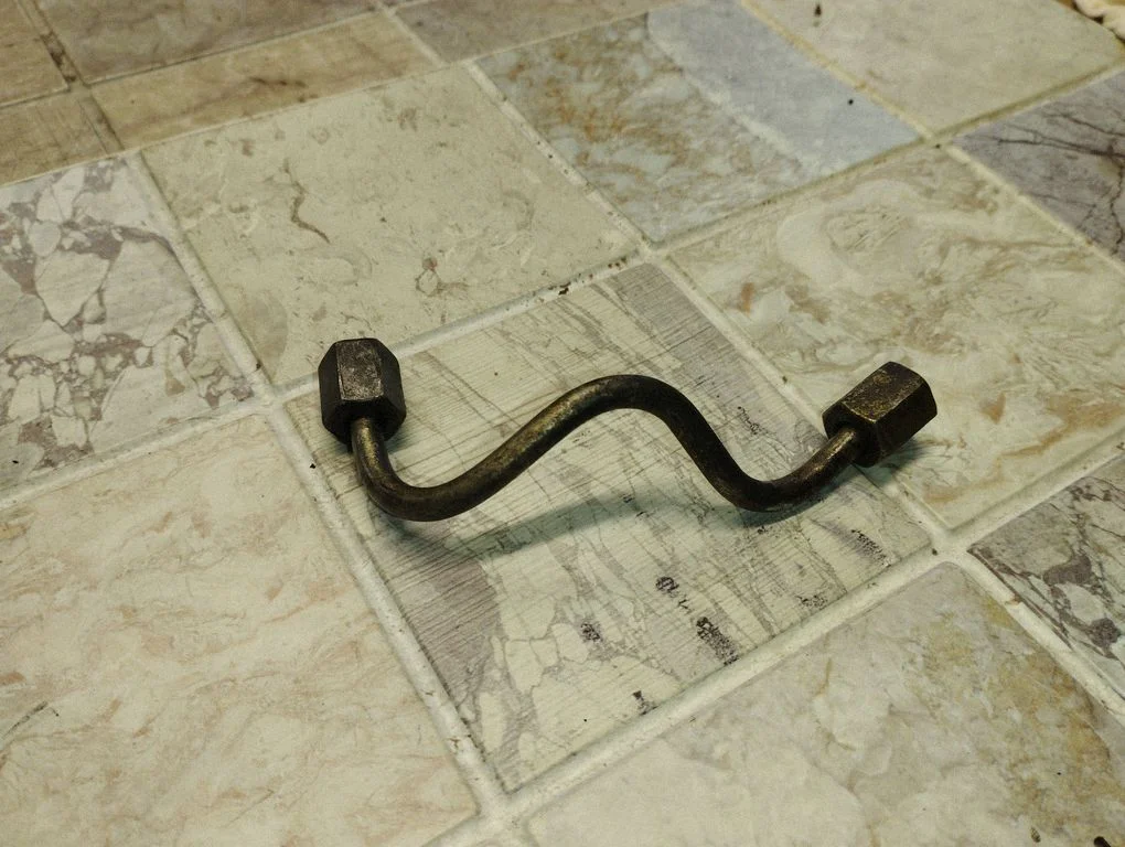 Fuel injector supply line/pipe