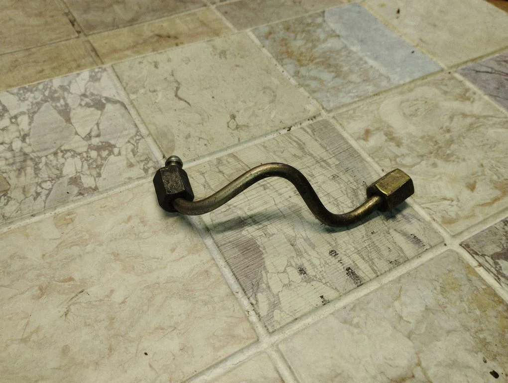 Fuel injector supply line/pipe