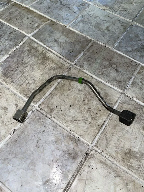 Fuel injector supply line/pipe
