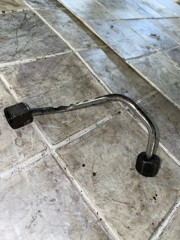 Fuel injector supply line/pipe