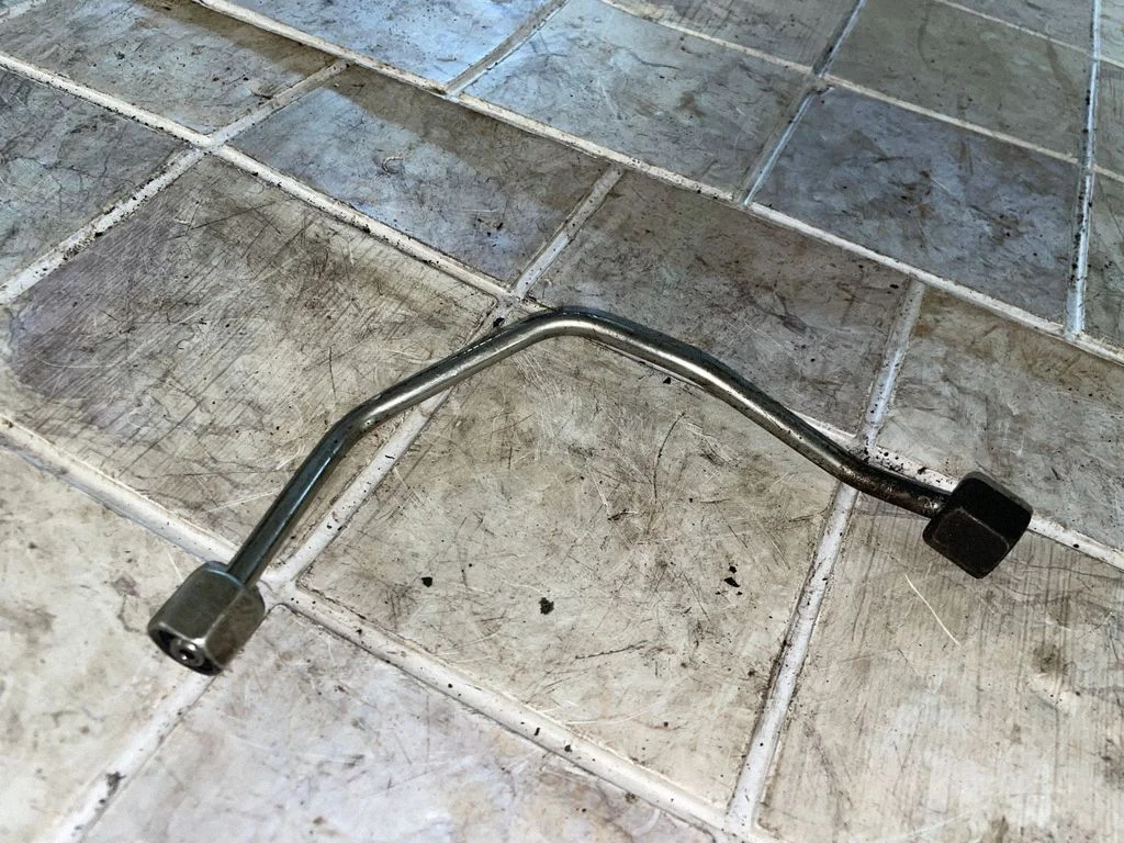 Fuel injector supply line/pipe