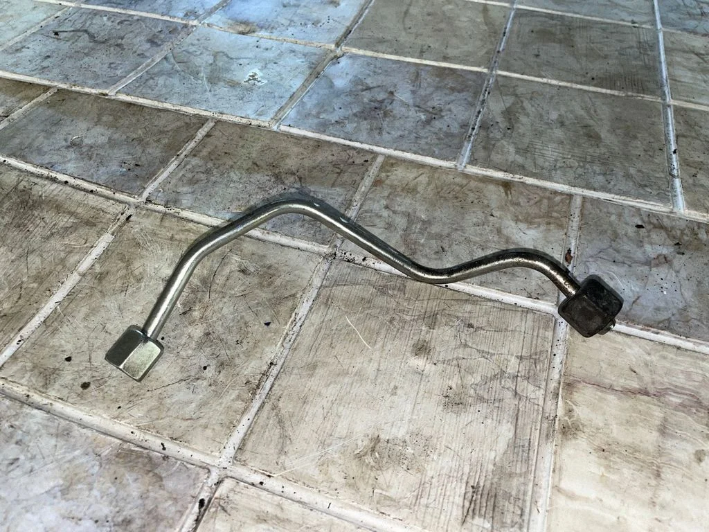 Fuel injector supply line/pipe