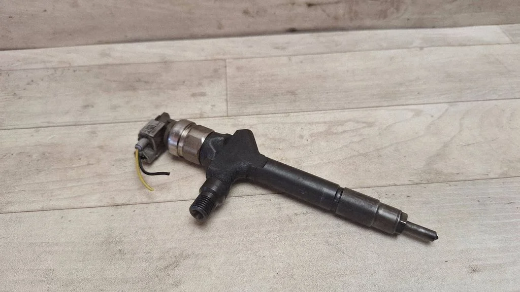 Fuel injector RF7J13H50