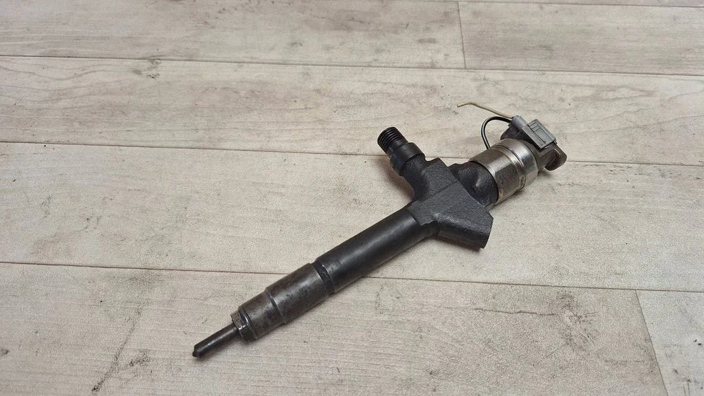Fuel injector RF7J13H50