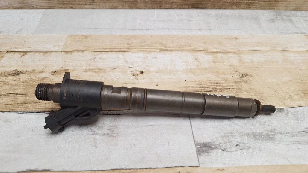 Fuel injector 31303238