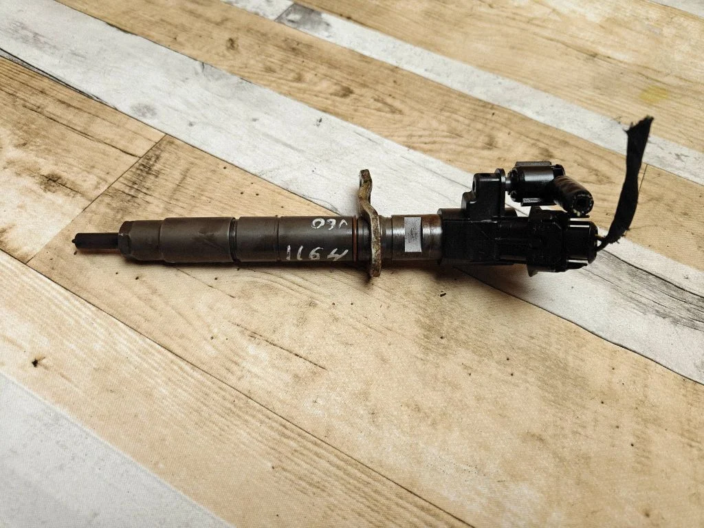 Fuel injector 313032381332