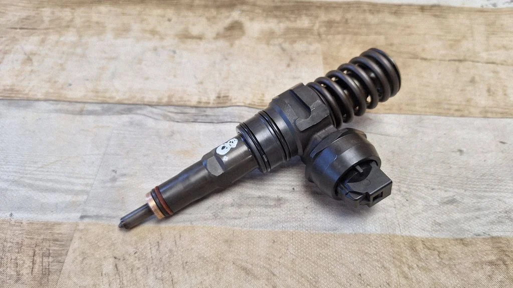 Fuel injector 0414720037