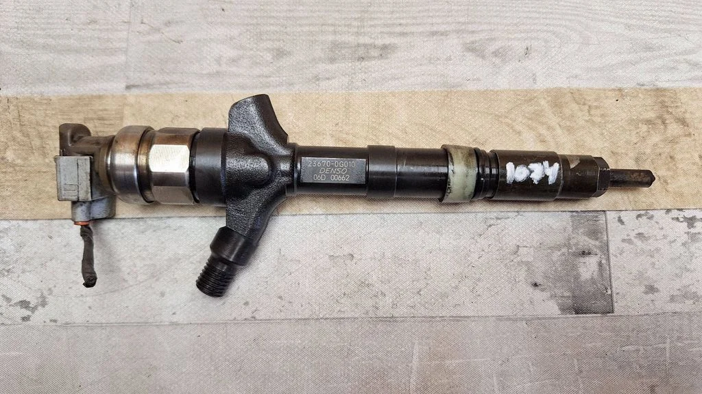 Fuel injector 236700G010