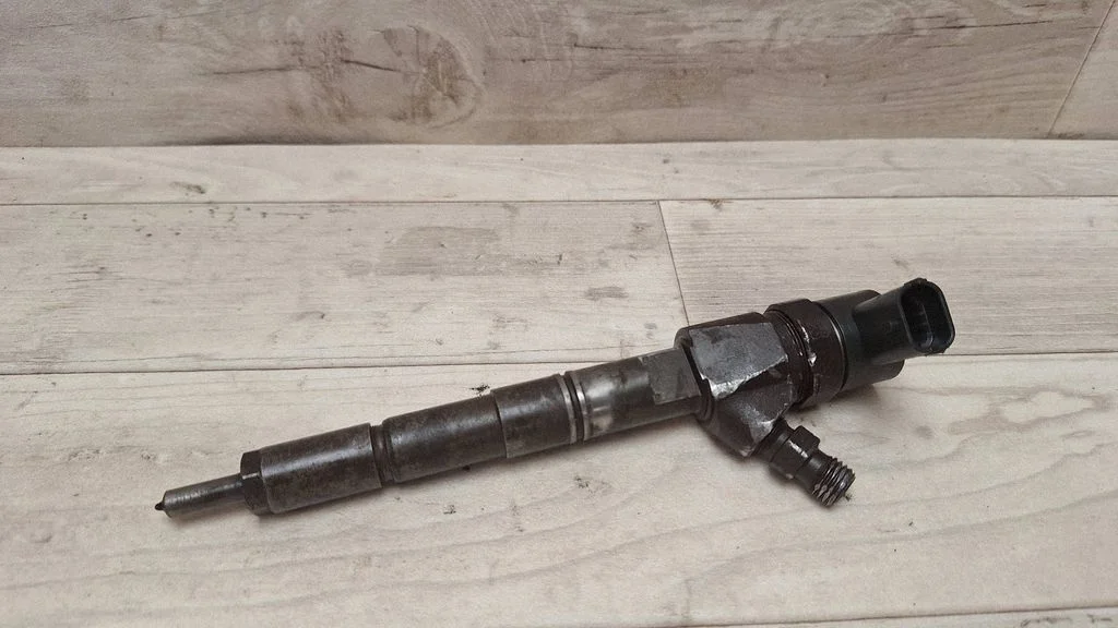 Fuel injector 0445110243