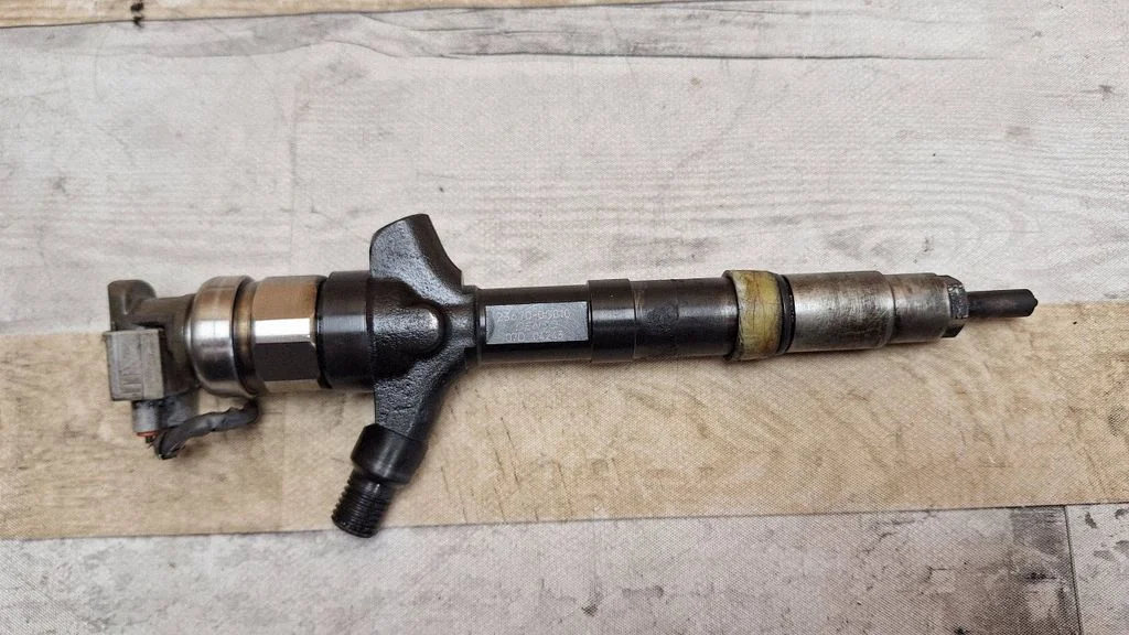 Fuel injector 236700G010