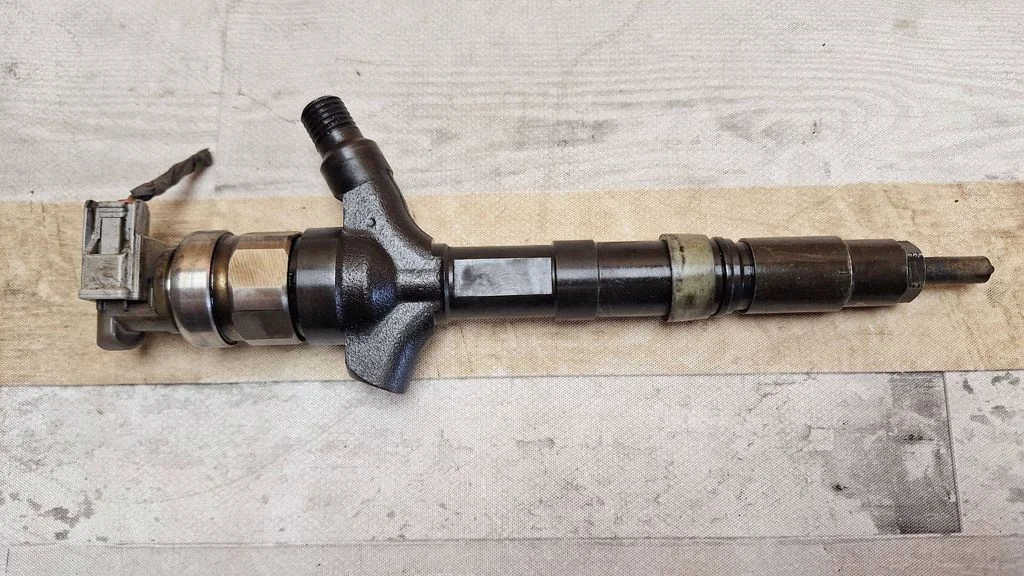 Fuel injector 236700G010