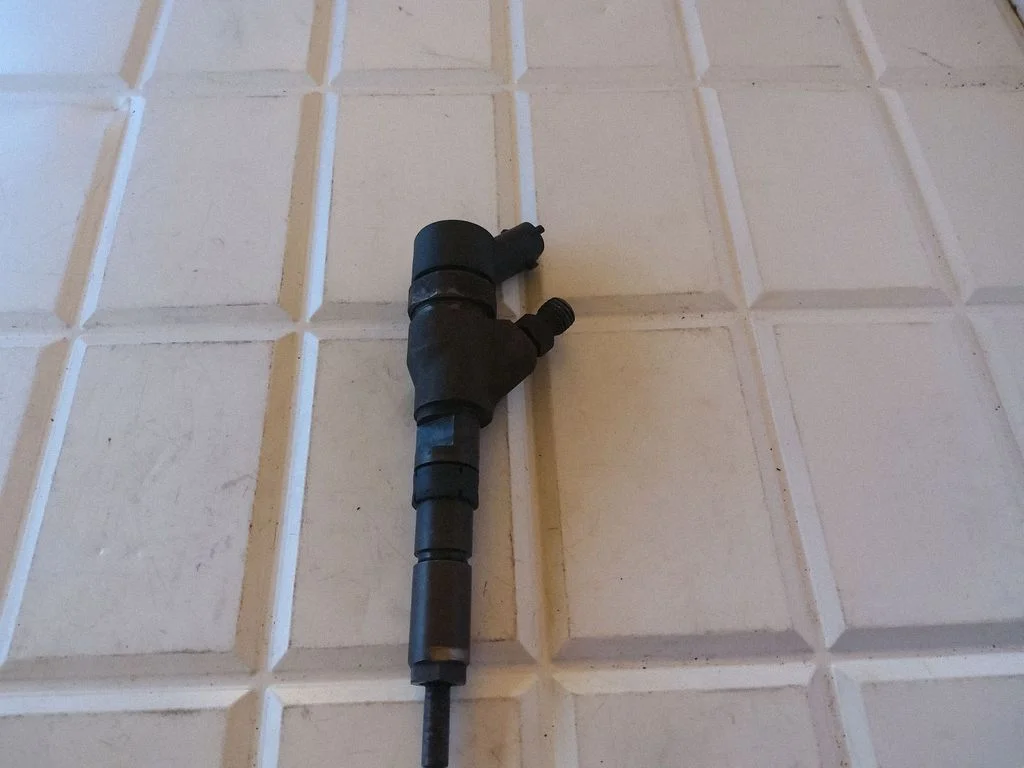 Fuel injector 0445110076