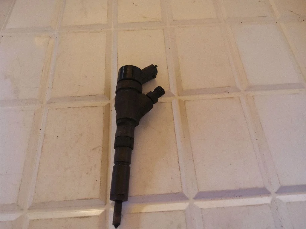 Fuel injector 0445110076