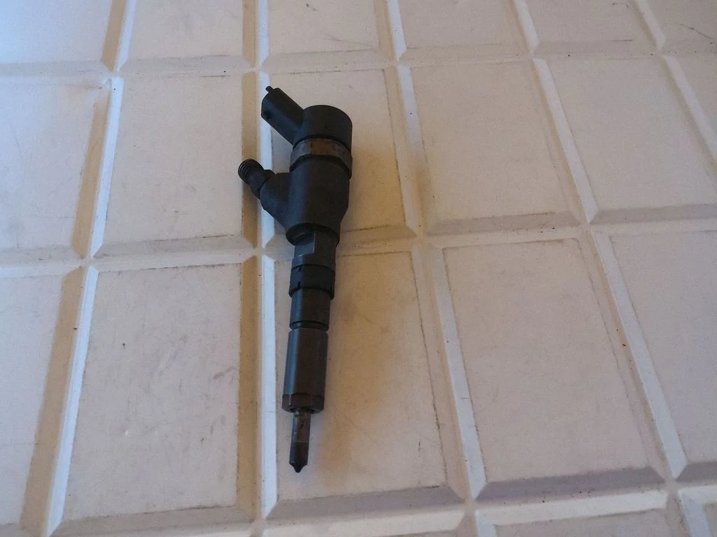 Fuel injector 0445110076