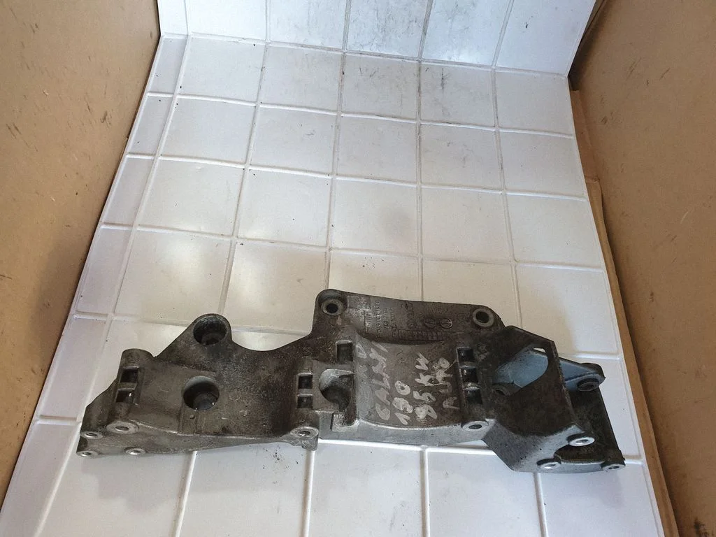 Generator/alternator bracket – Ford Galaxy (2000-2006)