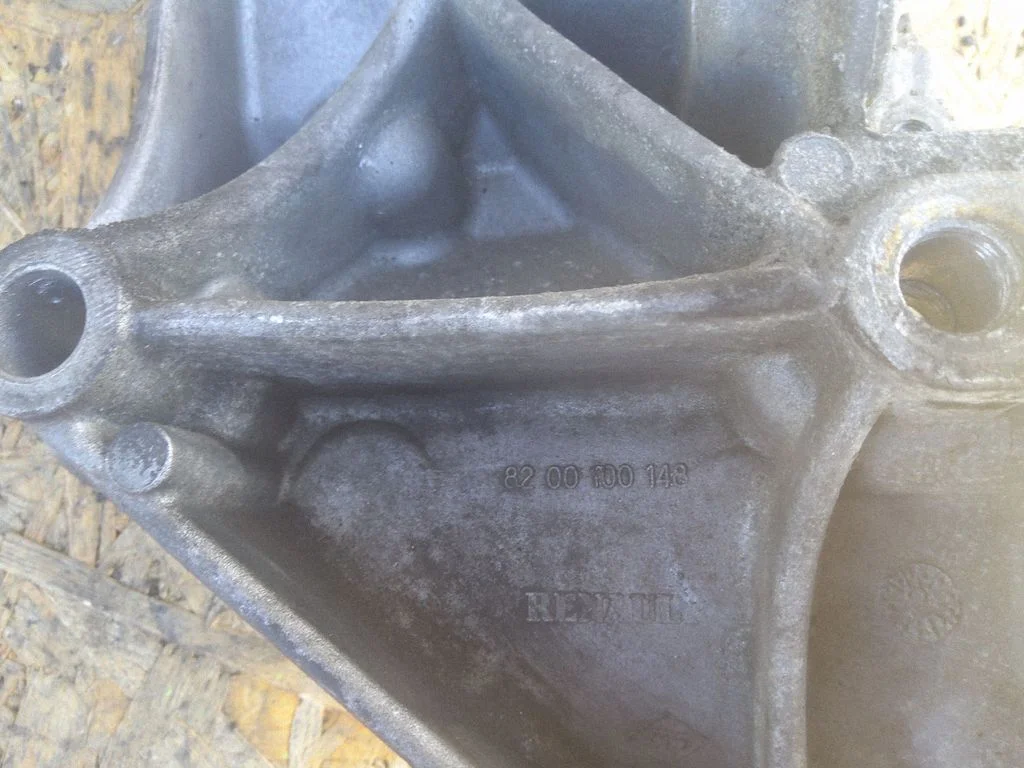 Generator/alternator bracket – Renault Megane II (2002-2005)