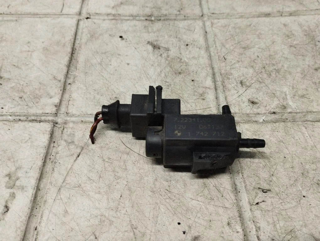 Vacuum valve 1742712