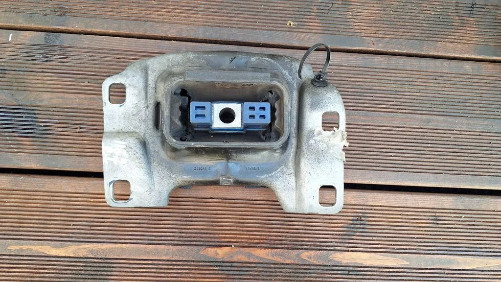 Engine mount bracket 322A69A