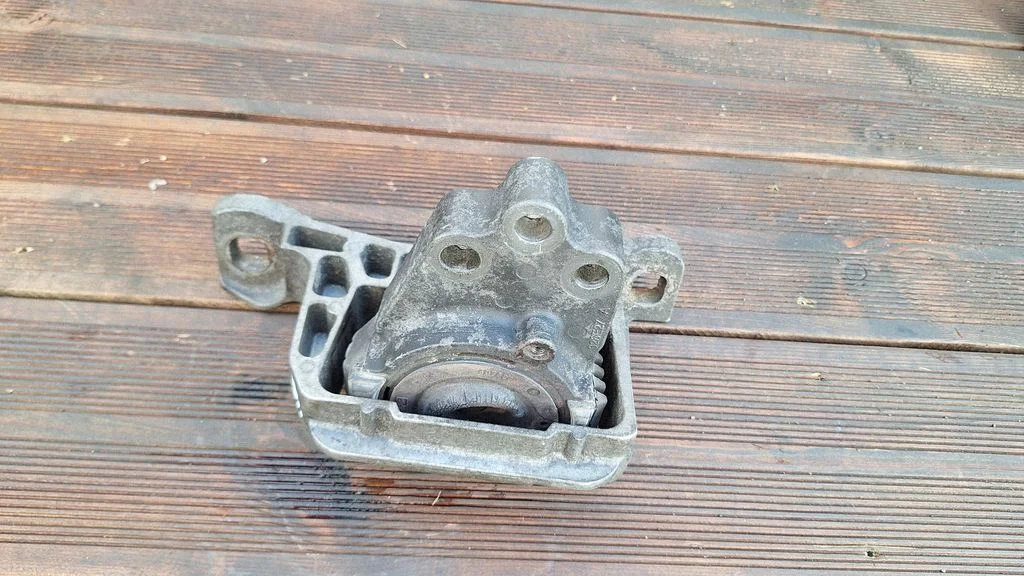 Engine mount bracket CV616F012EB