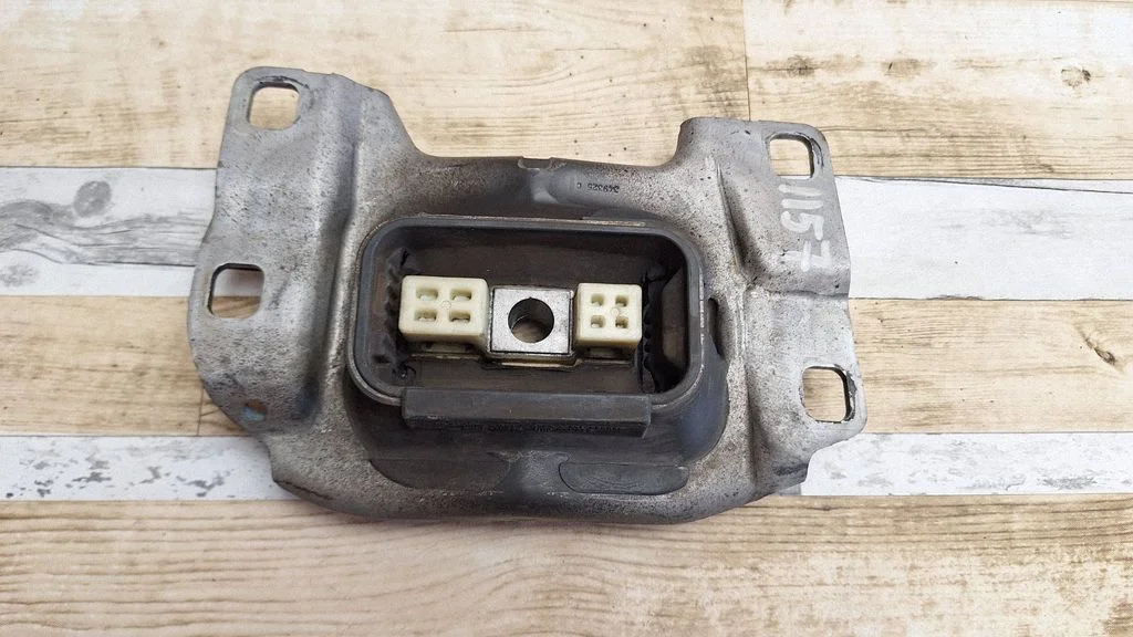 Engine mount bracket 322A69A