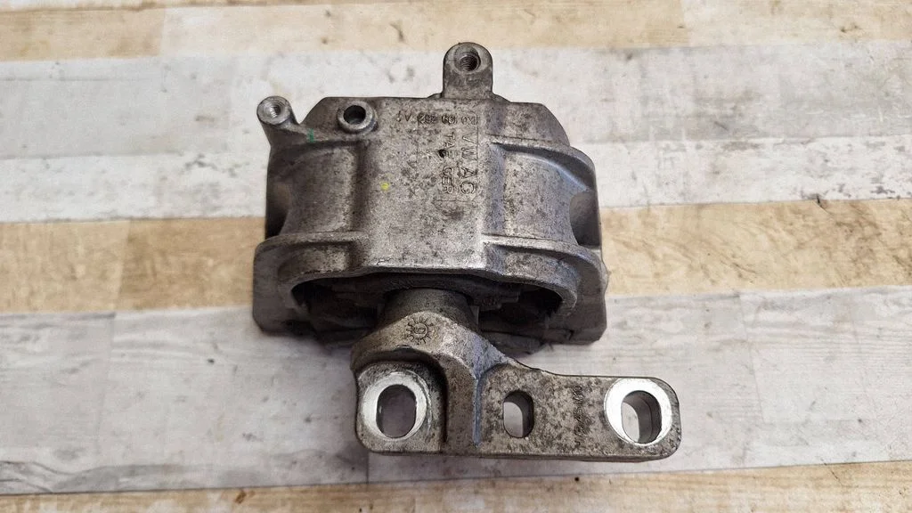 Engine mount bracket – Volkswagen Jetta V (2005-2010)