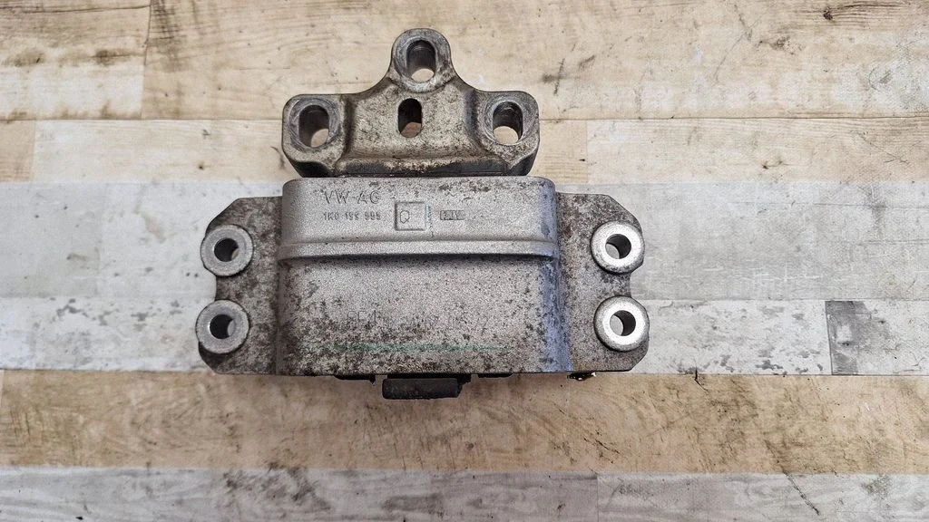 Engine mount bracket – Volkswagen Jetta V (2005-2010)