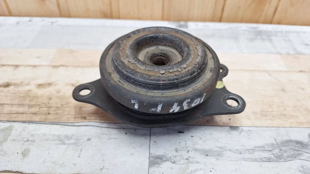 Engine mount bracket 11220JA000