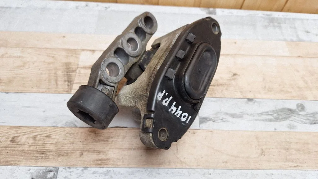 Engine mount bracket – front right