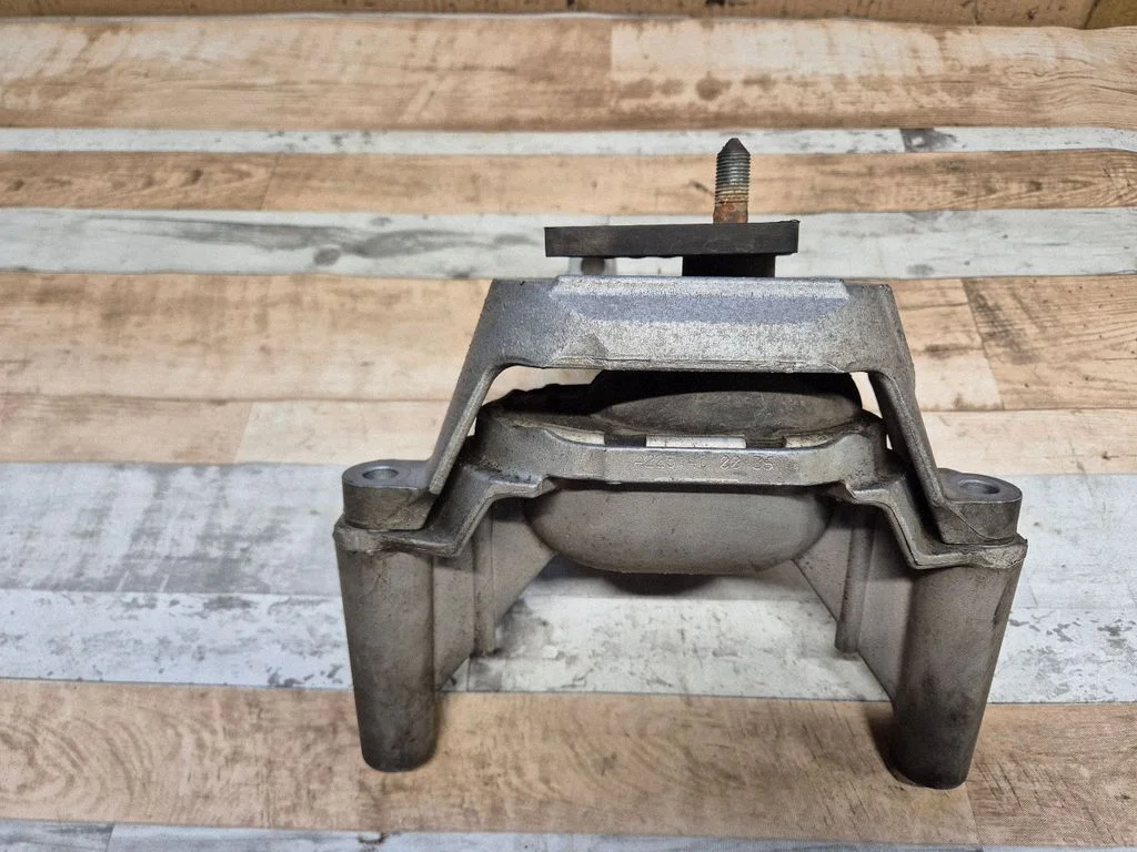 Engine mount bracket A22514C