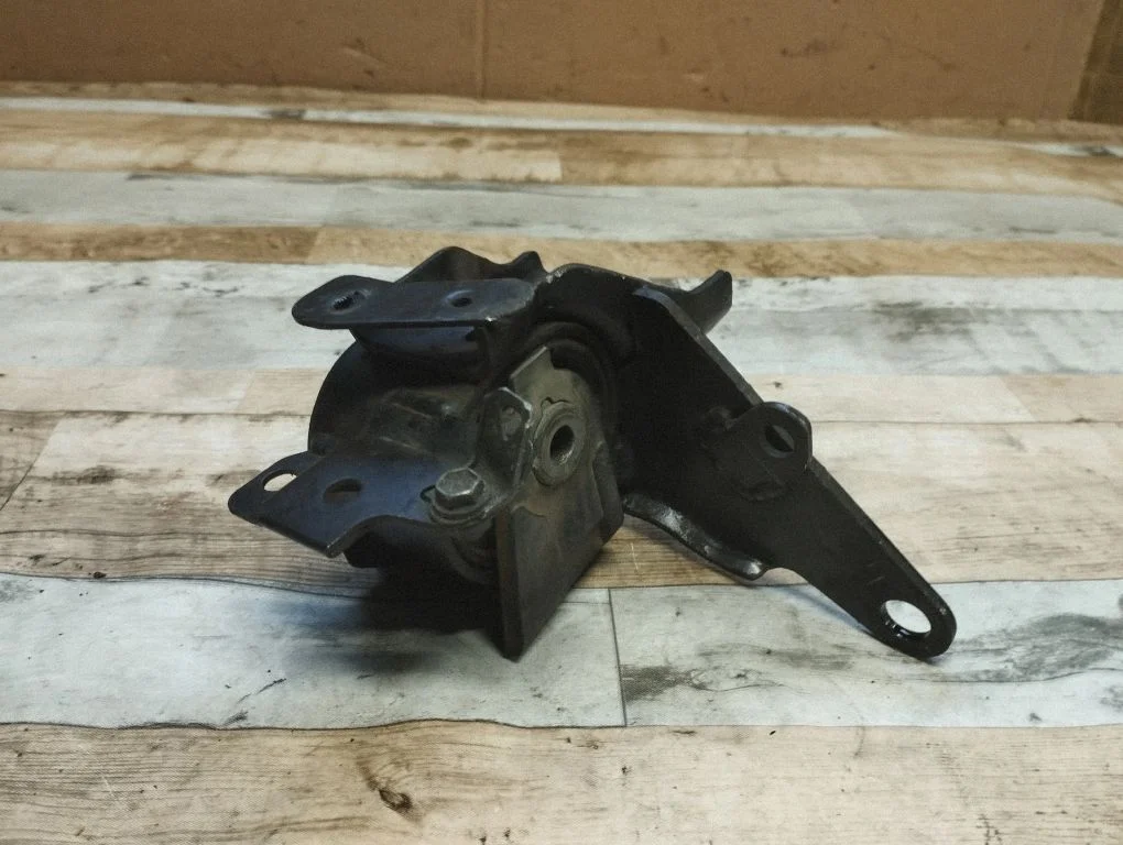 Engine mount bracket – Toyota Corolla Verso AR10 (2004-2009)
