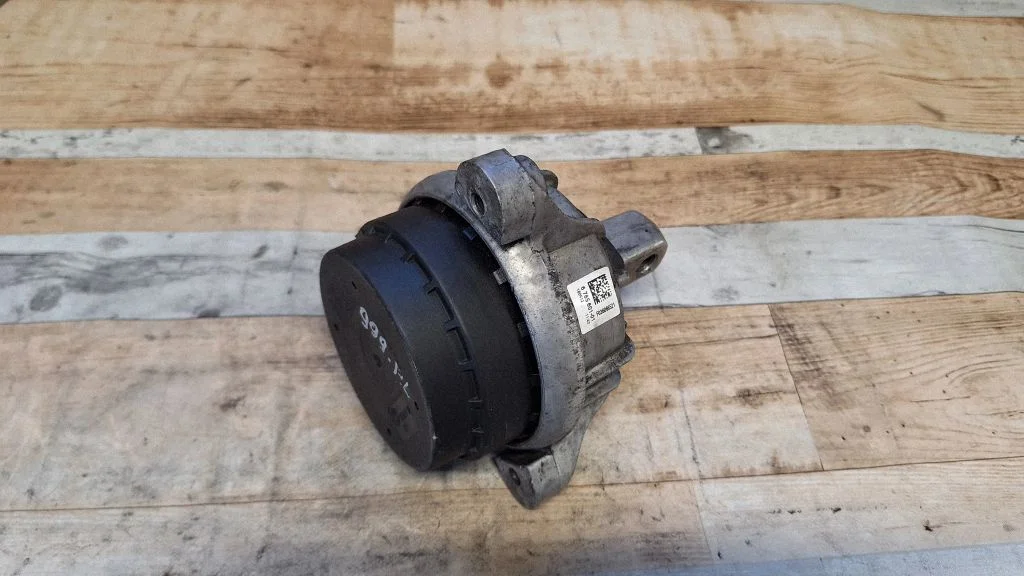 Engine mount bracket 678560101
