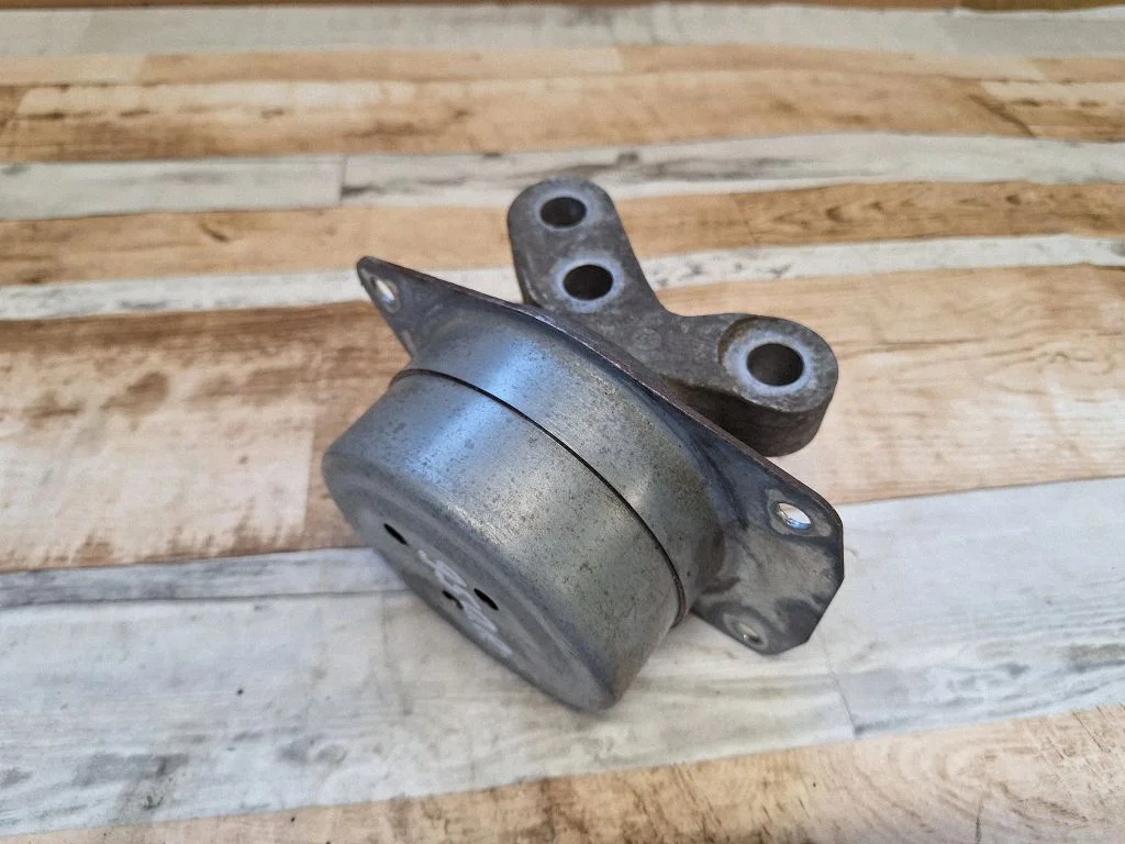 Engine mount bracket – front left