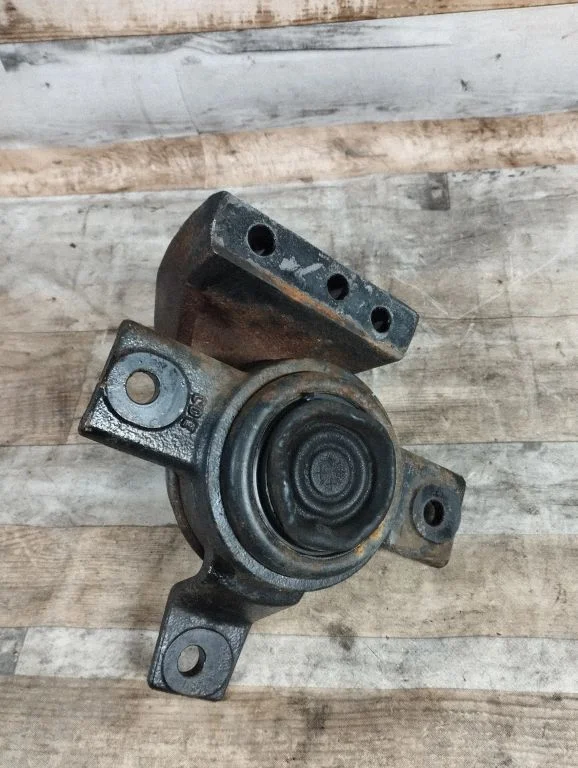 Engine mount bracket – front right