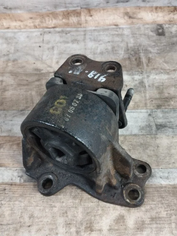 Engine mount bracket 218322B000
