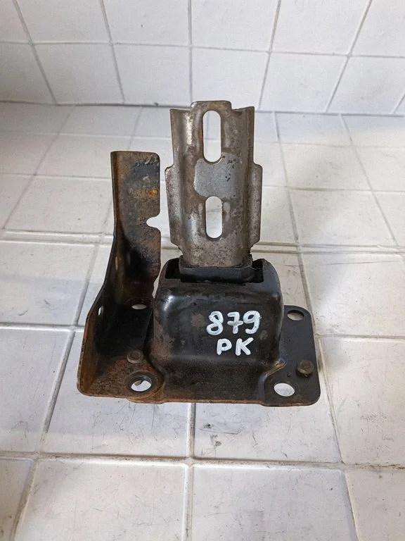 Engine mount bracket