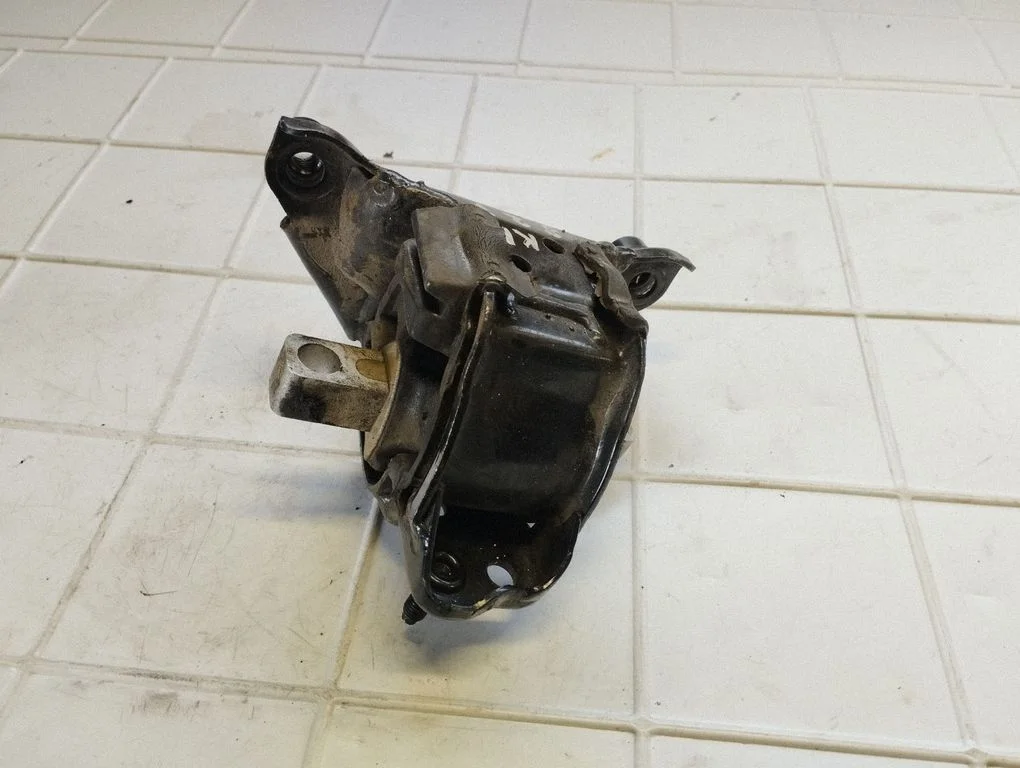 Engine mount bracket – Volkswagen Polo IV 9N3 (2005-2009)