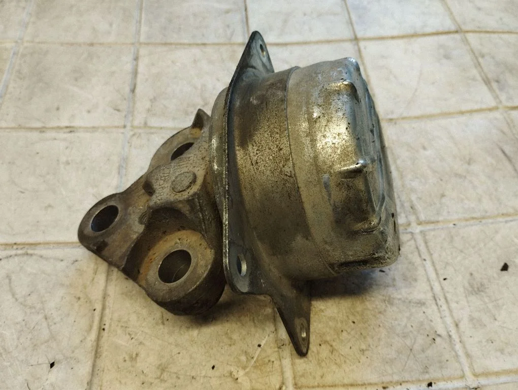 Engine mount bracket 12785084