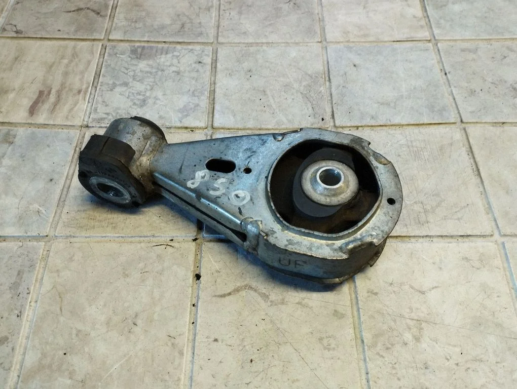 Engine mount bracket – Renault Megane III (2009-2016)